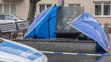 Kolejna dewastacja pomnika ks. Jankowskiego. Miasto ogrodziło teren barierkami