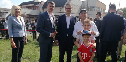 Premier Morawiecki da dzieciom na boisko!