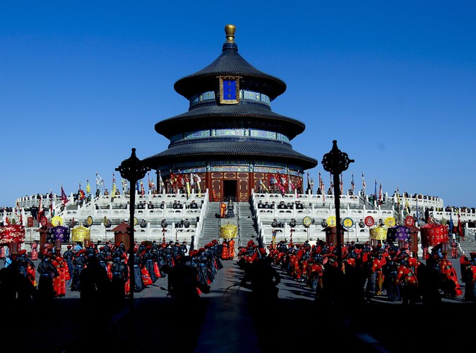 Aktorzy przebrani w tradycyjne kostiumy z czasów cesarstwa biorą udział w uroczystościach w Świątyni Ziemi w Pekinie