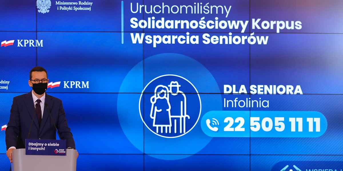 Solidarnościowy Korpus Wsparcia Seniorów to program rządowy, który koordynuje Ministerstwo Rodziny i Polityki Społecznej. W październiku rząd informował, że zabezpieczono na niego 100 mln zł. Infolinia dla seniorów miała działać do końca grudnia. 