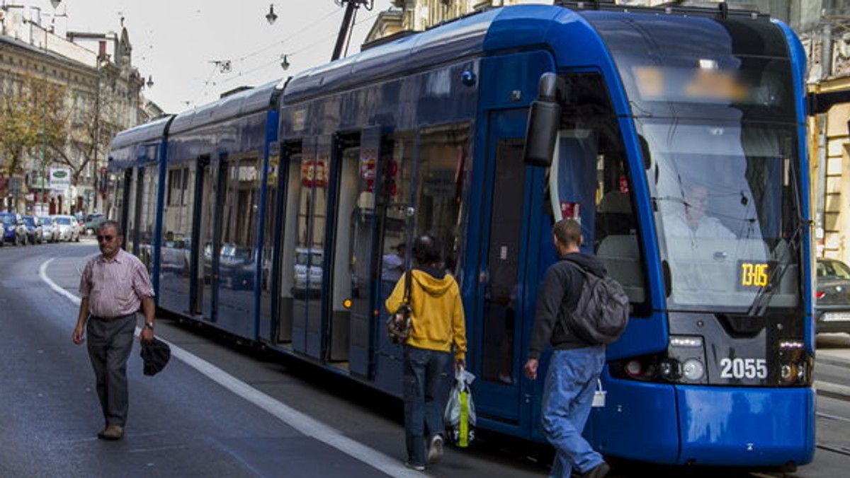 Taksówka przez ponad 20 minut blokowała torowisko w centrum Krakowa. Okazało się, że jej kierowca zderzył się z tramwajem. Motorniczy nie zauważył tego faktu i pojechał dalej. Taksówkarz zostawił samochód na torach i zaczął gonić pojazd pieszo.