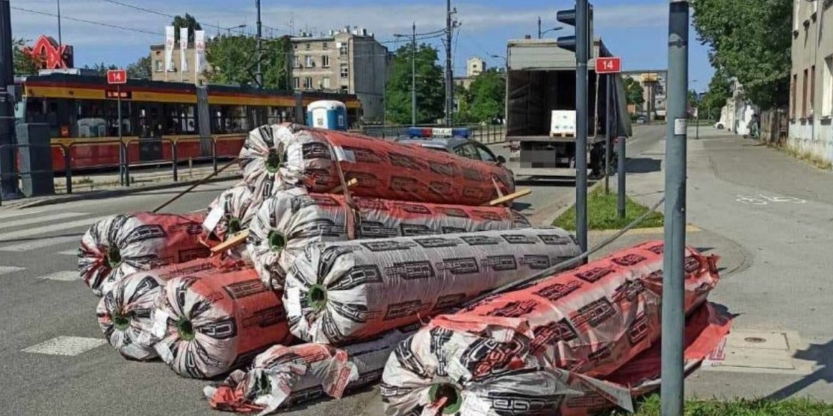 Łódź. Z ciężarówki spadły potężne bele. Uderzyły w matkę i córkę.