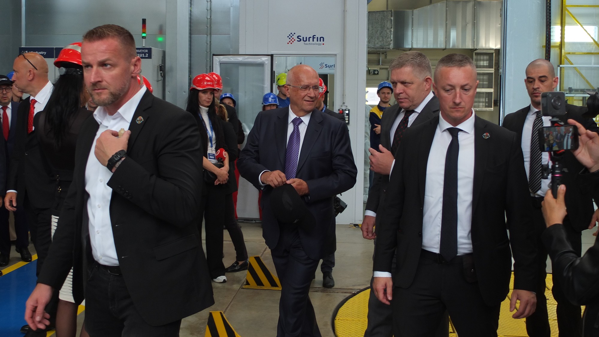 Šéf Tatravagónky Poprad Alexej Beljajev (vľavo) sprevádza premiéra Roberta Fica počas predstavenia novej investície fabriky. 