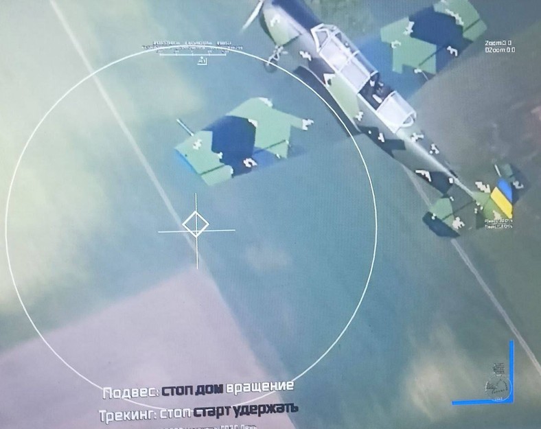 Widok na ukraiński Jak-52 z rosyjskiego drona, w tylnej kabinie widać strzelca