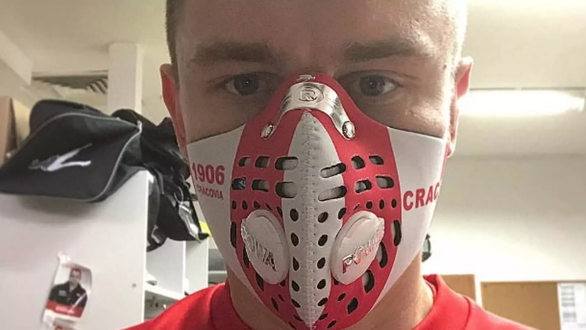 Na meczyk w masce antysmogowej. Polski klub ubiera swoich piłkarzy i fanów w nowy gadżet