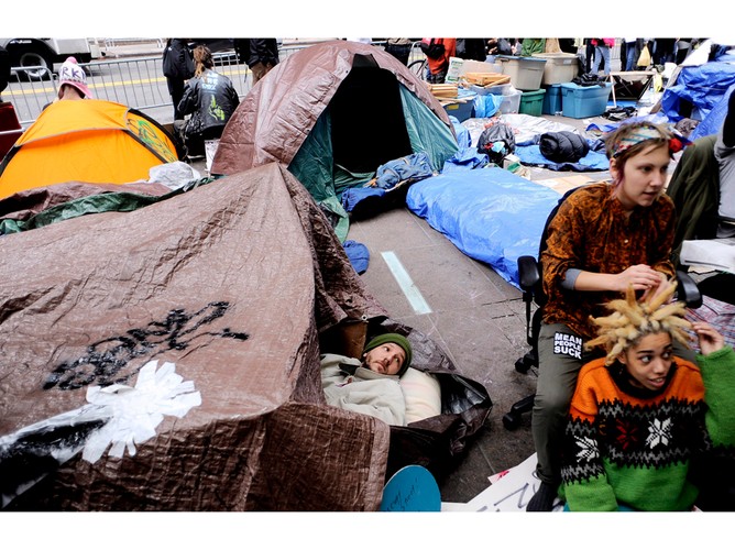 Ludzie z ugrupowania „Okupuj Wall Street” zgromadzeni w nowojorskim Zuccotti Park. Ruch „Okupuj Wall Street” był kamieniem, który uruchomił lawinę podobnych protestów w Stanach Zjednoczonych i innych krajach świata