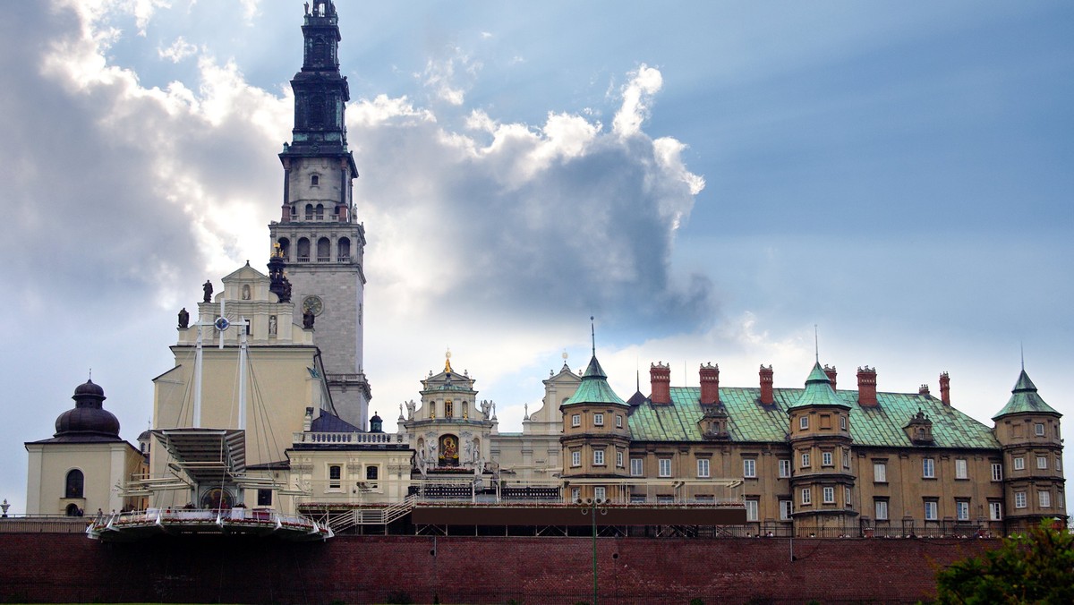 Budowa kilku podiów na jasnogórskich błoniach m.in. dla VIP-ów, biskupów i dziennikarzy ma się zakończyć do 10 lipca. Prace związane są z wizytą papieża Franciszka, który 28 lipca odprawi na Jasnej Górze mszę św. z okazji 1050. rocznicy chrztu Polski.