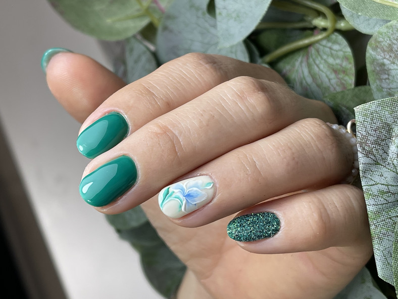 Modny manicure na wiosnę 2022: żywe kolory