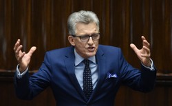 Piotrowicz broni się i pokazuje dokumenty z PRL. "Pomogłem Pikulowi, był mi wdzięczny. Ciepło się o mnie wypowiadał"