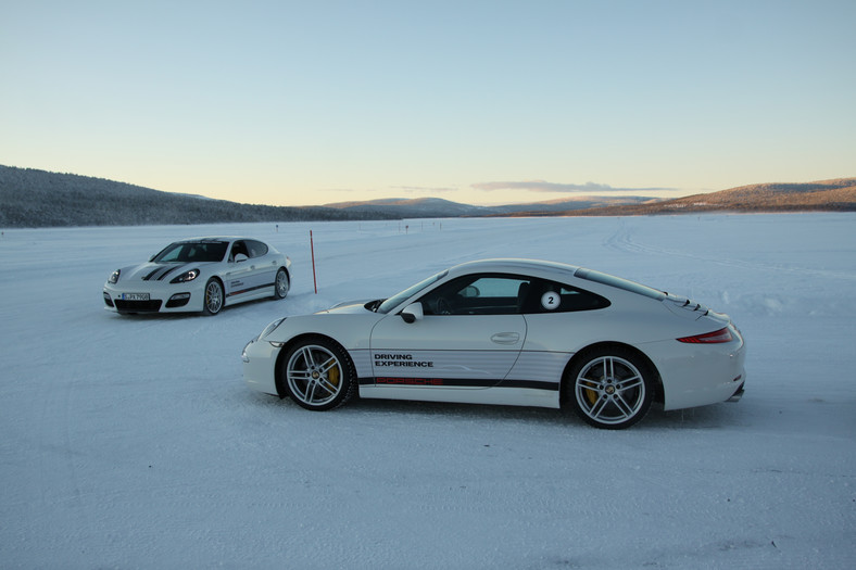 Porsche na zamarzniętym jeziorze