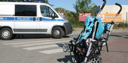 Samochód potrącił wózek z niemowlęciem. Kierowca z zarzutami