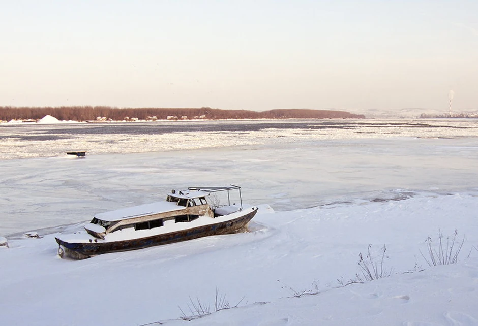 Dunav: "Zaleđeni čamac" (Foto: Radiša Živković)