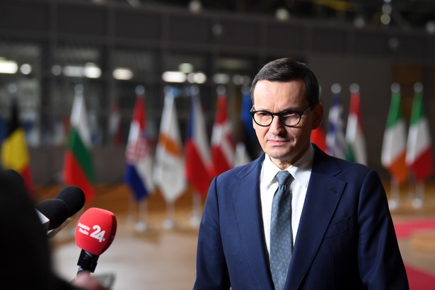 Bruksela, Belgia, 14.12.2022. Premier Mateusz Morawiecki podczas konferencji prasowej w budynku „Europa” w Brukseli, 14 bm. Premier Morawiecki weźmie udział w posiedzeniu Rady Europejskiej. (sko) PAP/Andrzej Lange