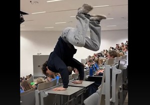 Student radio stoj na rukama u amfiteatru