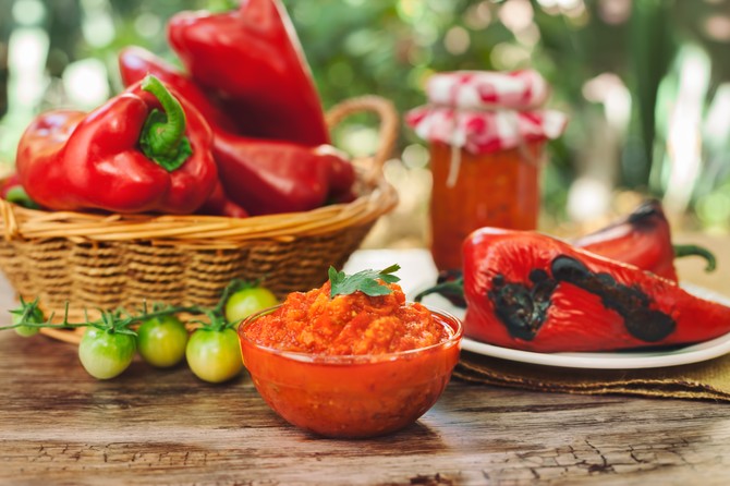 Ljutenica se uvek pravi od takozvanih roga paprika, uz dodatak ljutih papričica i paradajza