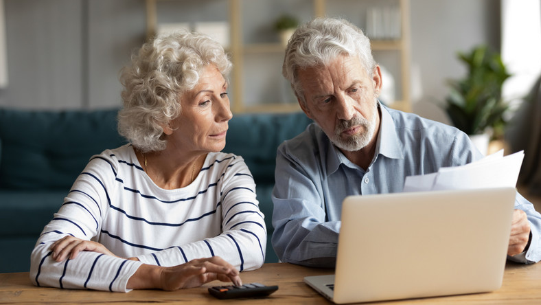 14 emerytura 2021 czternastka czternasta emeryci wypłata wniosek małżeństwo kalkulator laptop senior