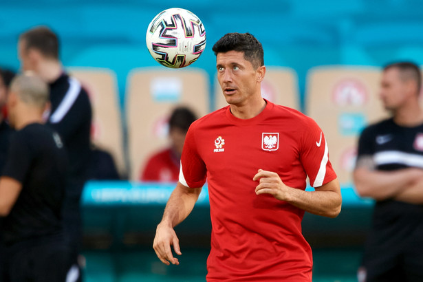 Robert Lewandowski podczas treningu kadry na stadionie w Sewilli