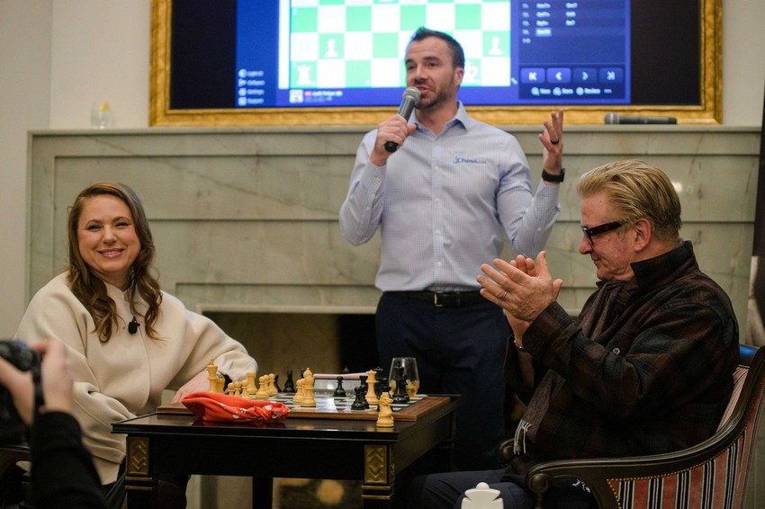 Judit Polgar i Alek Boldvin igraju šah na promociji dokumentarnog filma "Kraljica šaha" u Park Sitiju u Juti 25. januara