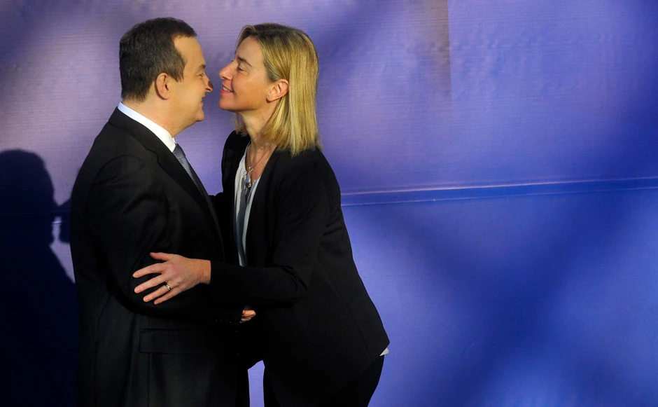 Dačić se pozdravlja sa visokom predstavnicom EU Federikoim Mogerini