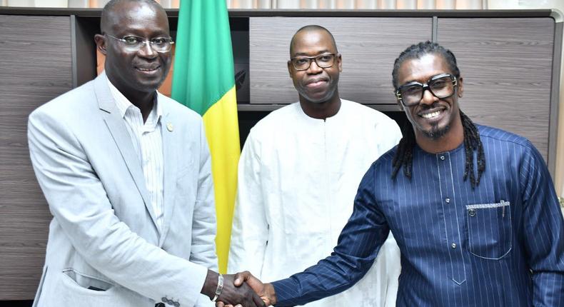 Aliou Cissé (à droite) et le ministre Yankhoba Diattara (au milieu) accompagnés du président de la FSF Augustin Senghor (à gauche). Crédit photo FSF