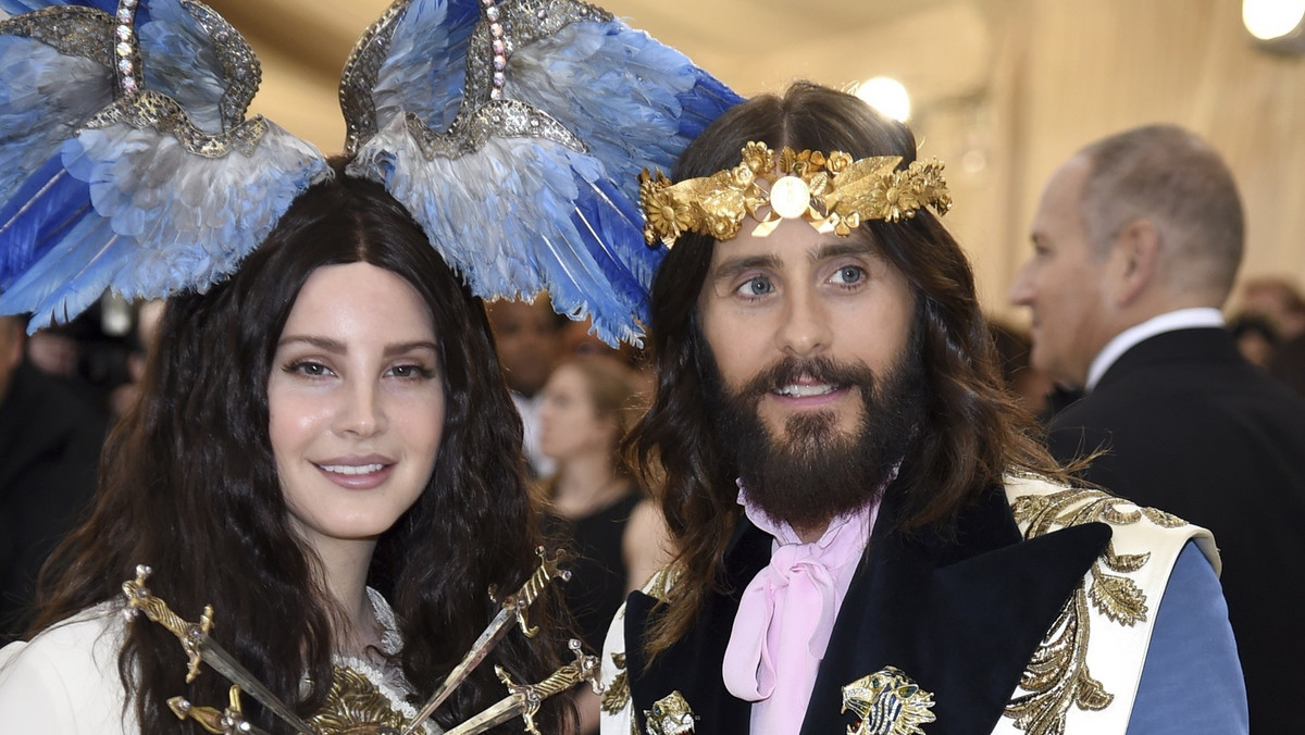<strong>Amerykańskie gwiazdy, Jared Leto i Lana Del Rey, zostały twarzami kampanii reklamowej nowego zapachu słynnej włoskiej wytwórni "Gucci Guilty". Na potrzeby kampanii stworzono klip w stylu kiczu i surrealizmu.</strong>