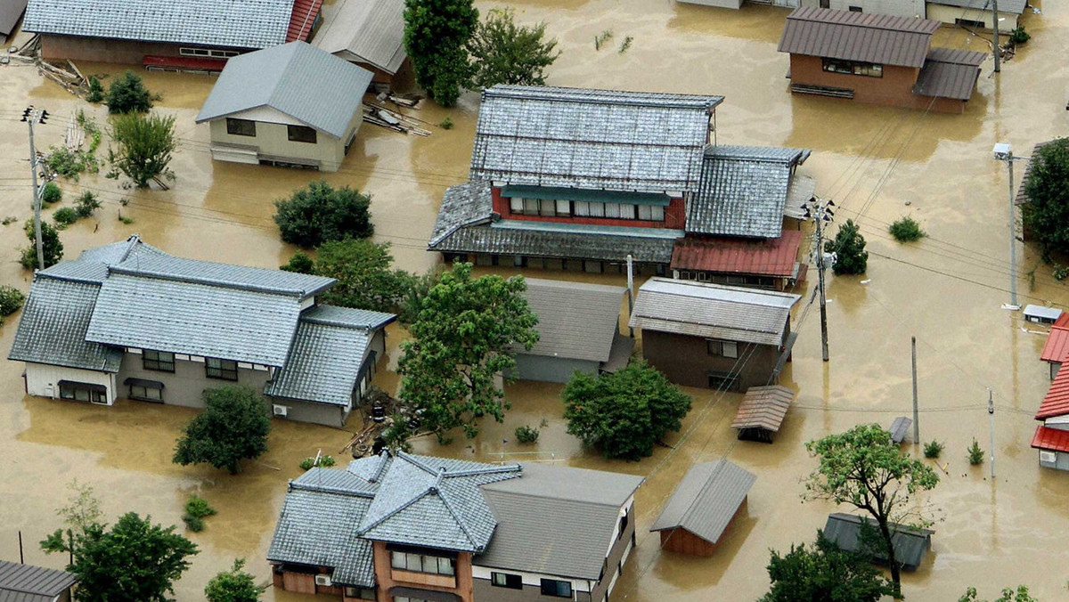 Jedna osoba zginęła, 5 uznawanych jest za zaginione, a blisko 400 tysięcy trzeba było ewakuować w wyniku nocnej ulewy w prefekturach Niigata i Fukushima na północnym wschodzie Japonii - poinformowały w sobotę władze.