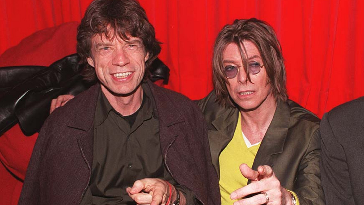 David Bowie i Mick Jagger mieli ze sobą gorący romans, tak przynajmniej twierdzi autor najnowszej biografii wokalisty The Rolling Stones, Christopher Andersen. Z książki "Mick: The Wild Life and Mad Genius of Jagger" dowiadujemy się o romansie obu muzyków, który miał mieć miejsce w latach 70.