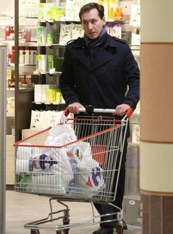 Piotr Kraśko wspiera żebraków