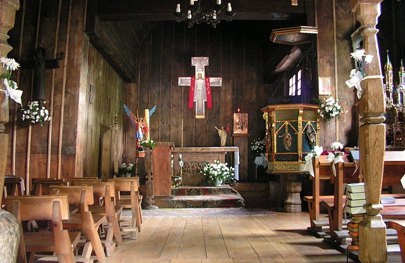 We wnętrzu kościoła znajduje się korpus XVII-wiecznej, drewnianej ambony i od 1970 r. drewniana rzeźba Matki Boskiej z Dzieciątkiem, późnogotycka, z początku XVI w.
