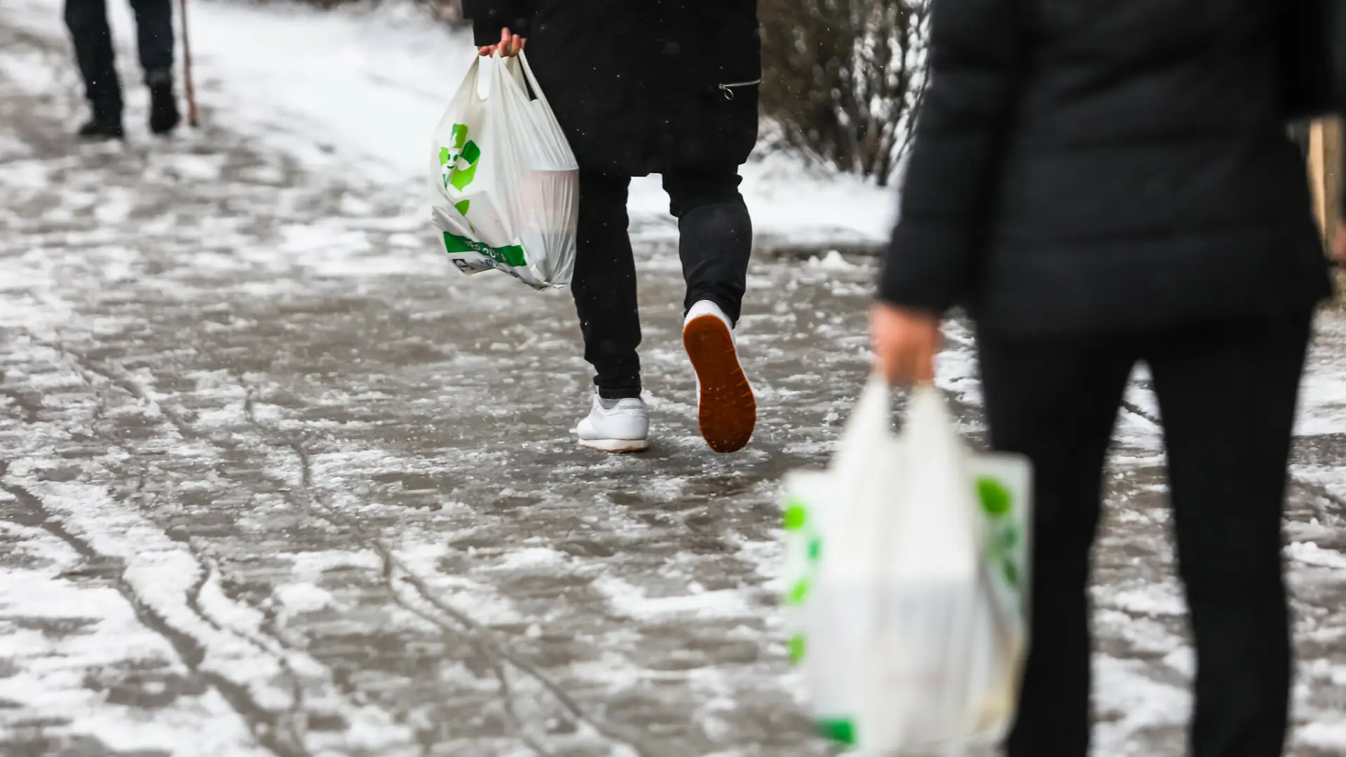 Wrócił śnieg, a za nim przyjdzie sól. Czy musimy posypywać nią ulice?