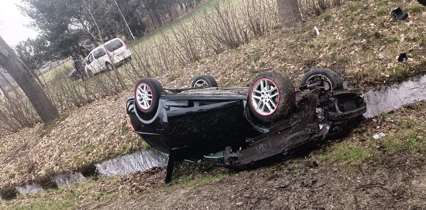 Zderzenie podczas wyprzedzania. Ucierpieli, bo "jechali zbyt wolno"