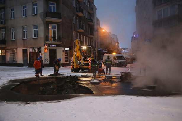 Prace na ulicy Jagiellońskiej po awarii rury sieci ciepłowniczej w Warszawie