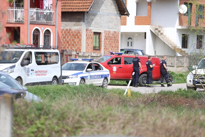 Policija uvodi osumnjičenog u kuću u Zlotu