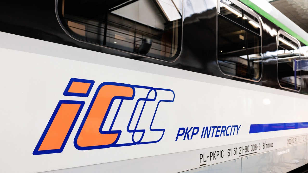 Groźna sytuacja na krakowskim dworcu. Dwa pociągi na tym samym torze