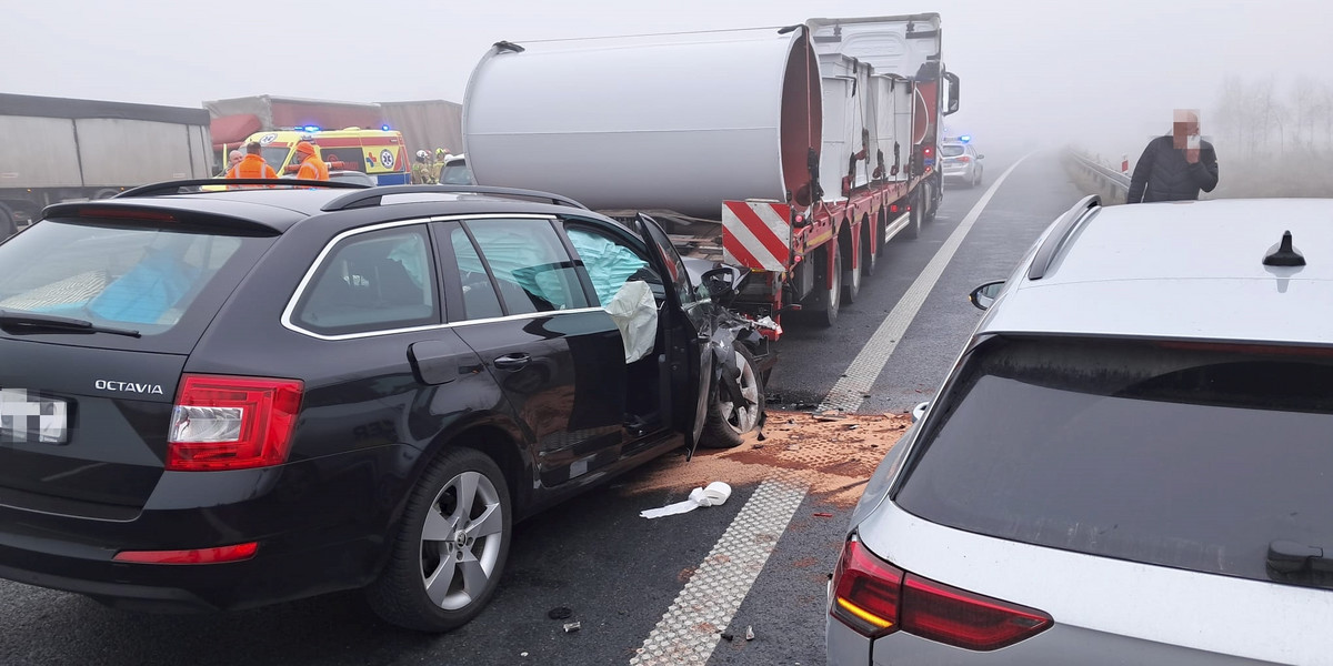 Trudne warunki na drogach w Wielkopolsce. Jest wiele wypadków i kolizji. Wszysko przez mgłę. 