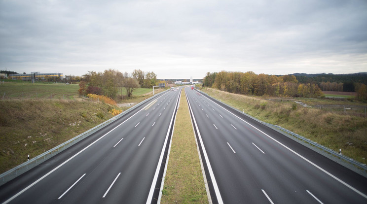 A sofőr gyerekkel az ölében száguldozott Hollandiában./ Fotó: Pexels