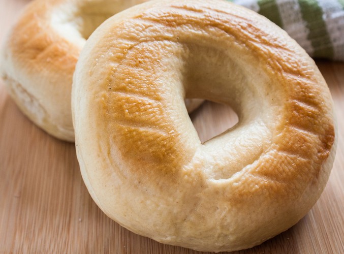 Bajgiel zawiera białko