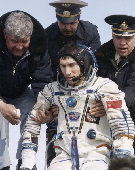 Siergiej Krikałow wyciągany z kapsuły Sojuza po rekordowo długim pobycie na stacji Mir na przełomie lat 1991-1992. Jako inżynier lotu był on niezbędny do podtrzymania systemów stacji, w okresie kiedy nie można było przysłać dla niego zastępstwa.