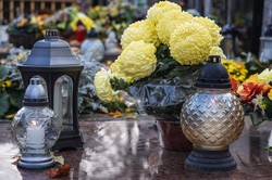 Ekspertka od  savoir-vivre'u o zachowaniu na cmentarzu. Tego robić zdecydowanie nie wypada