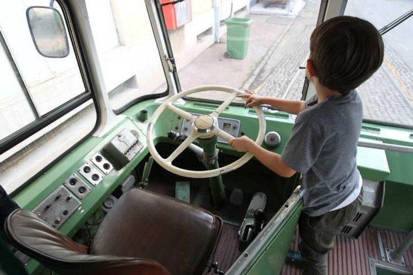 Mališani za volanom