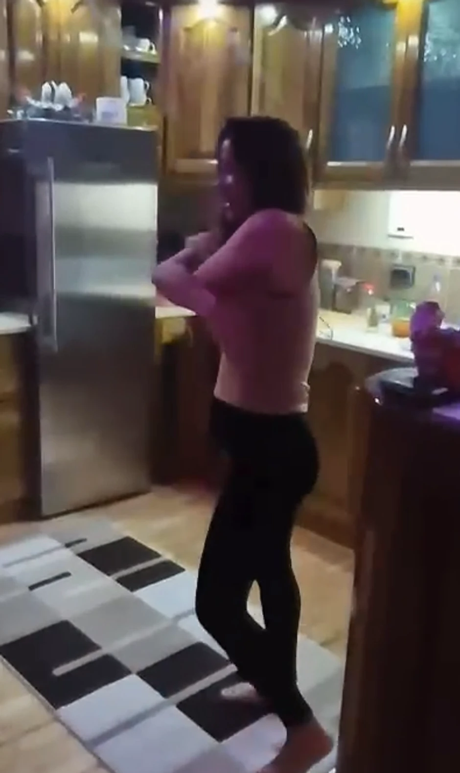 Mina Kostić izvodi striptiz za Kaspera 