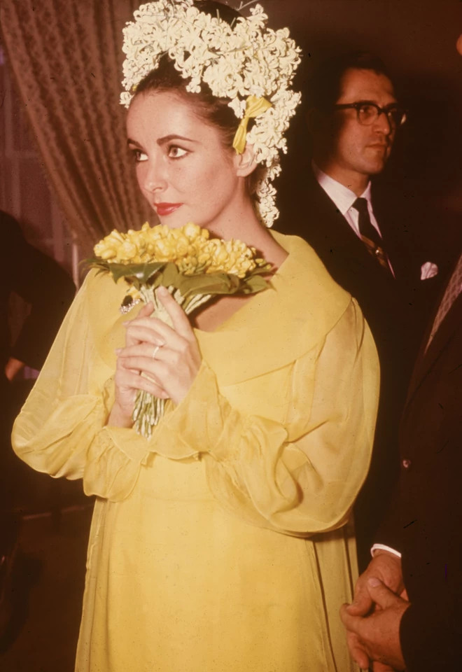 Kolorowe suknie ślubne gwiazd: Elizabeth Taylor