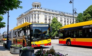 Stolica jest liderem zeroemisyjności. Kolejne autobusy elektryczne na ulicach. Jeden szczegół przykuwa uwagę