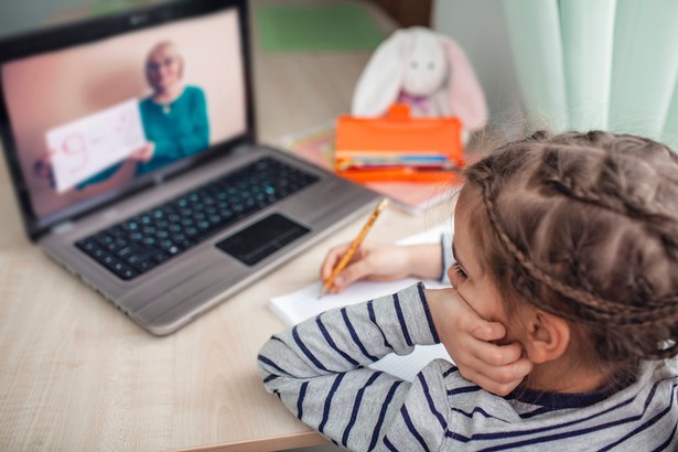 nauka zdalna szkoła edukacja dziecko laptop