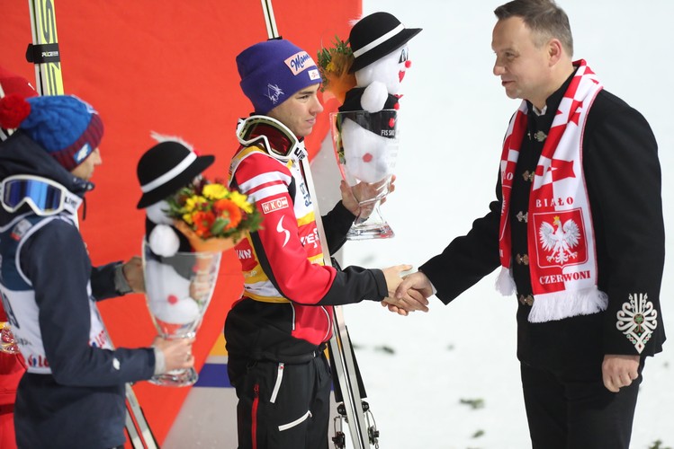 Andrzej Duda w Wiśle kibicował polskim skoczkom. Prezydent wyściskał Kamila Stocha