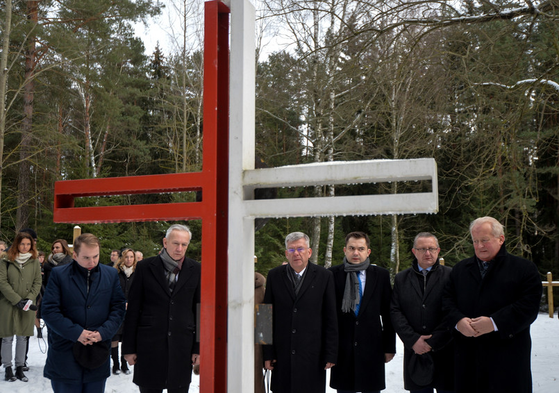 Kuropaty na Białorusi. Marszałek Senatu Stanisław Karczewski na cmentarzu, gdzie spoczywają Polacy pomordowani przez sowiecki aparat bezpieczeństwa w latach 1937-41