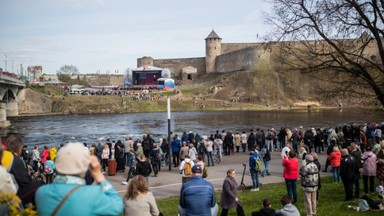 Rosjanie zorganizowali koncert na granicy z Estonią. Estończycy odpowiedzieli plakatem zbrodniarza Putina