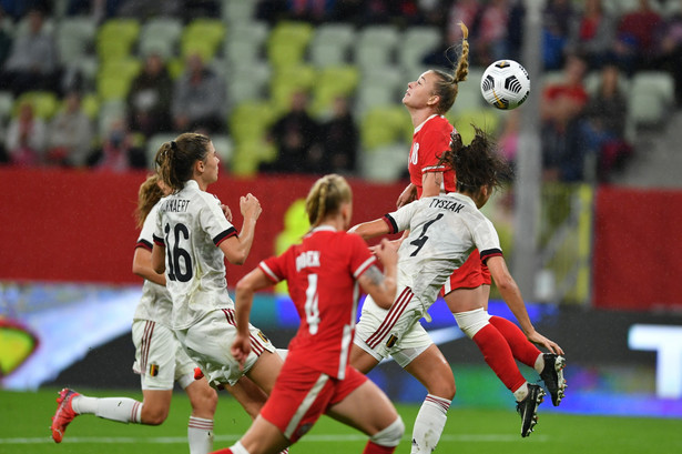 Zawodniczka reprezentacji Polski Weronika Zawistowska (góra) podczas meczu eliminacyjnego piłkarskich mistrzostw świata kobiet z Belgią