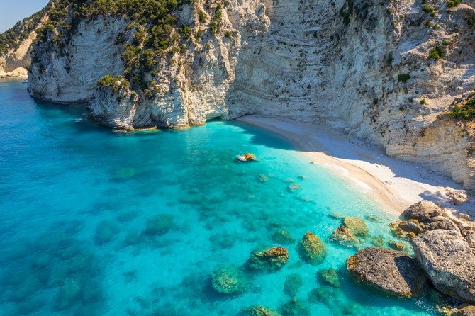 Plaža Afales u senci moćnih litica