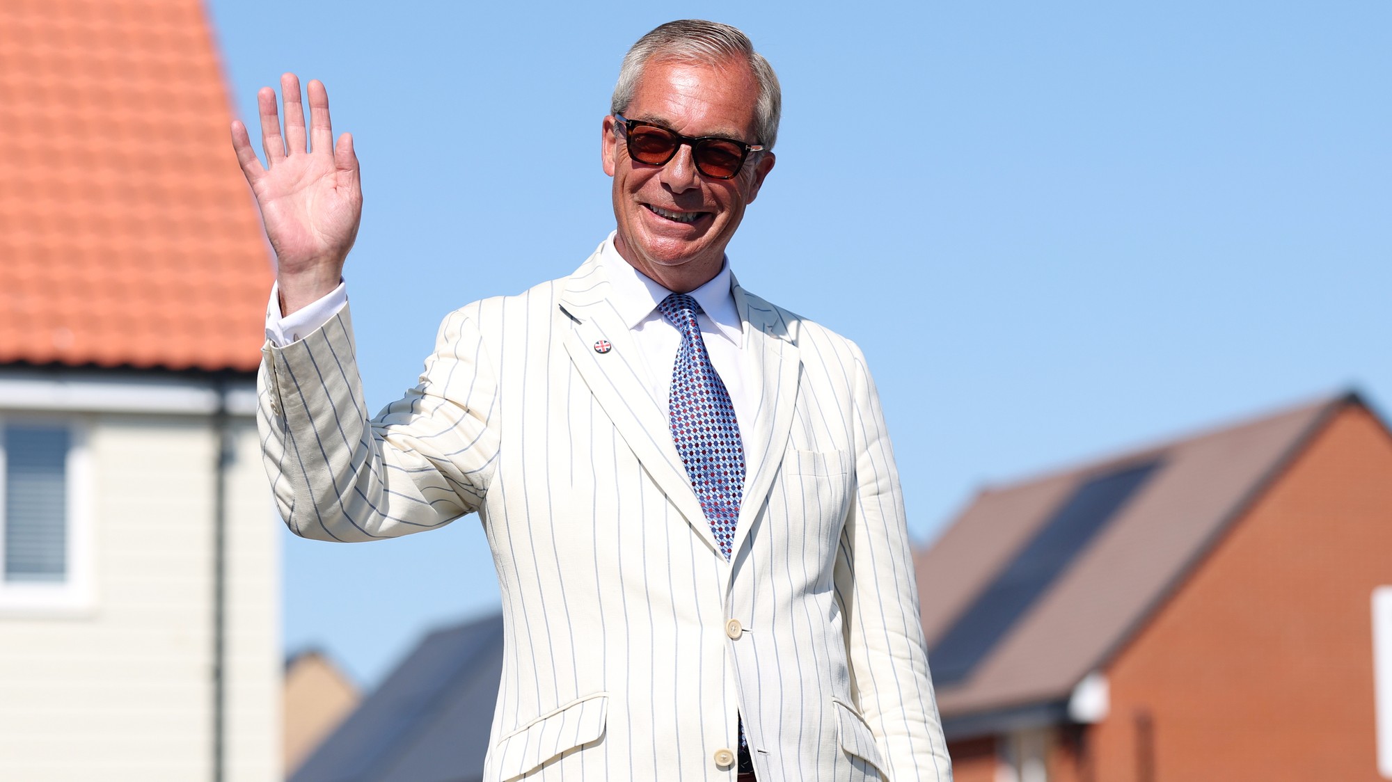 Predseda britskej strany Reform UK Nigel Farage prichádza vo štvrtok 13. augusta 2026 do volebnej miestnosti.